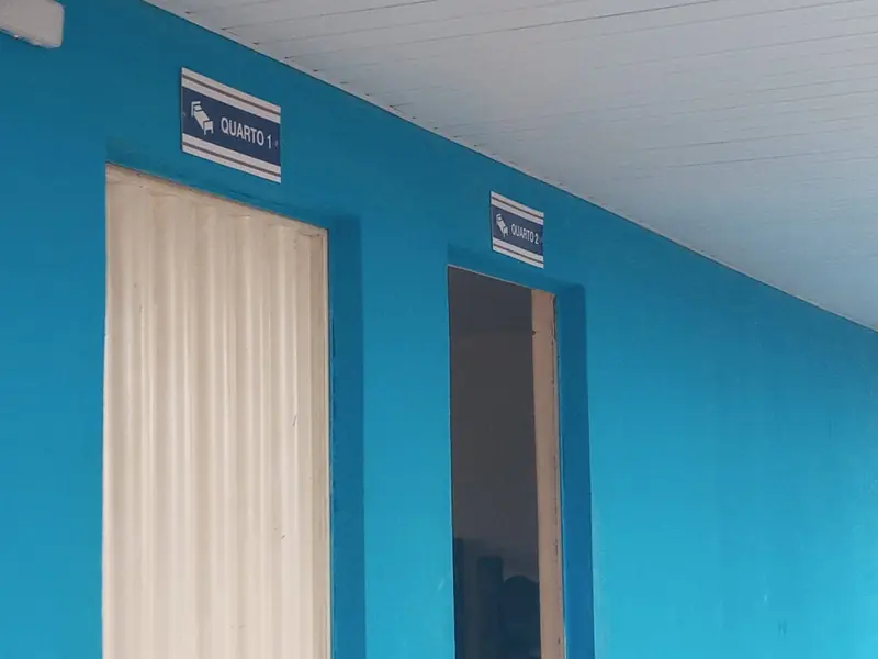Clínica de Recuperação em Divinópolis - MG Parede azul com duas portas e as placas Quarto 1 e Quarto 2